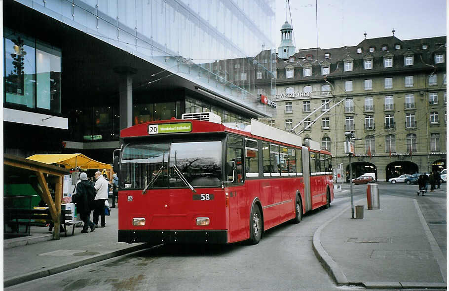 (074'527) - Bernmobil, Bern - Nr. 58 - FBW/Hess Gelenktrolleybus am 10. Februar 2005 beim Bahnhof Bern 