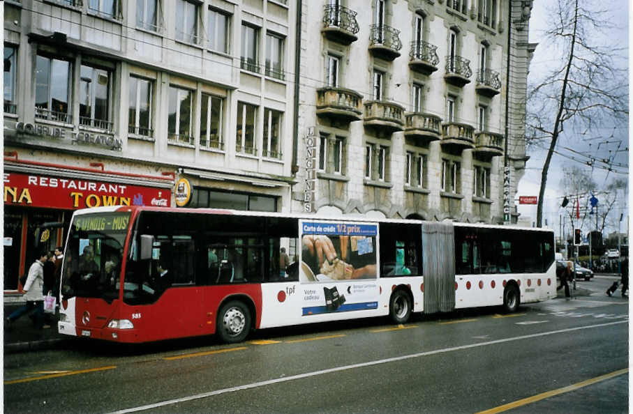 (074'613) - TPF Fribourg - Nr. 585/FR 300'402 - Mercedes am 12. Februar 2005 beim Bahnhof Fribourg