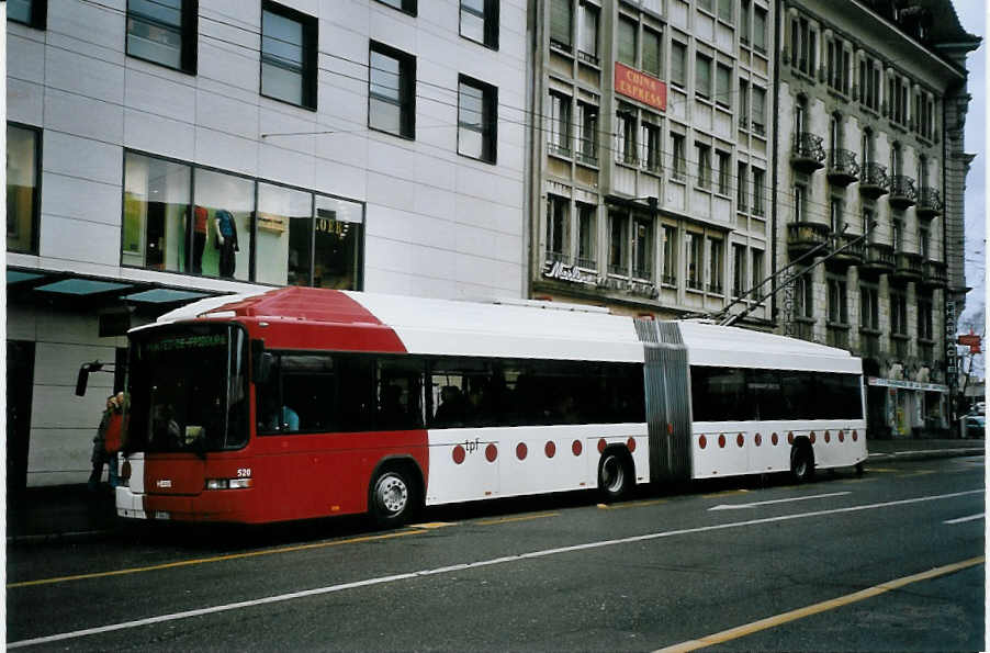 (074'619) - TPF Fribourg - Nr. 520/FR 300'435 - MAN/Hess Gelenkduobus am 12. Februar 2005 beim Bahnhof Fribourg