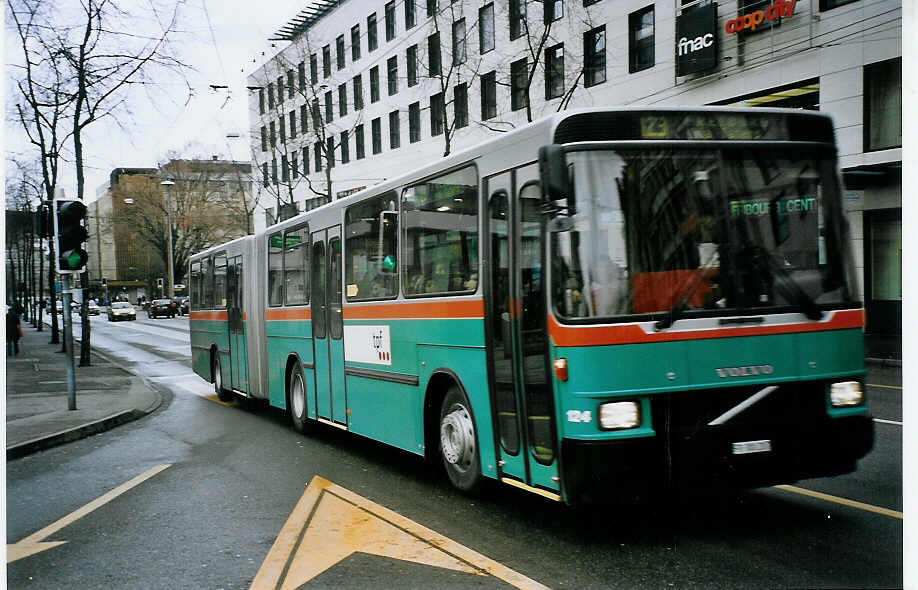 (074'623) - TPF Fribourg - Nr. 124/FR 300'207 - Volvo/Hess (ex GFM Fribourg Nr. 124) am 12. Februar 2005 beim Bahnhof Fribourg