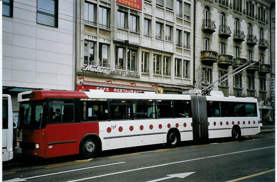 (074'625) - TPF Fribourg - Nr. 505/FR 300'409 - Volvo/Hess Gelenkduobus (ex TF Fribourg Nr. 105) am 12. Februar 2005 beim Bahnhof Fribourg