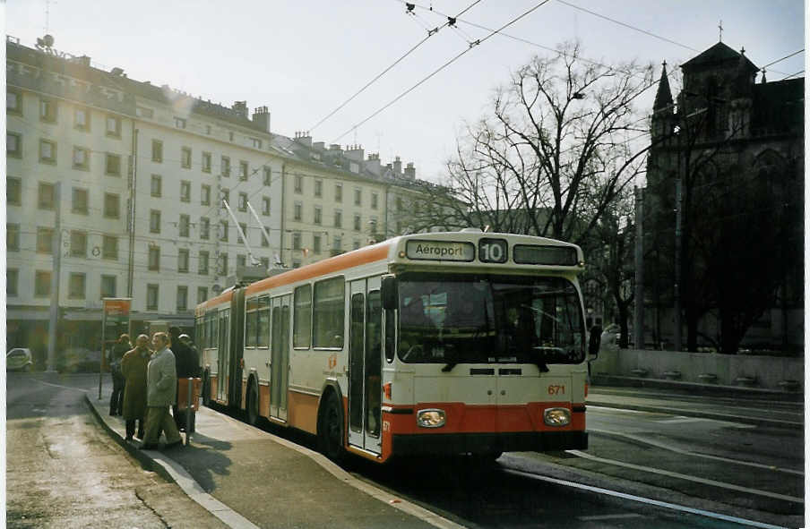 (074'831) - TPG Genve - Nr. 671 - Saurer/Hess Gelenktrolleybus am 24. Februar 2005 beim Bahnhof Genve