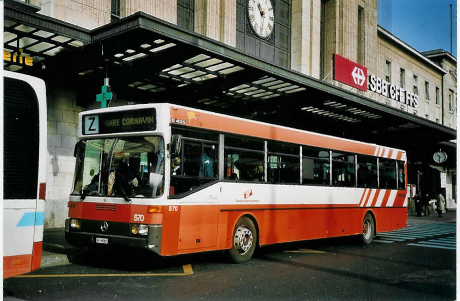 (074'908) - Dupraz, Genve (TPG Nr. 570) - Nr. 49/GE 96'382 - Mercedes am 24. Februar 2005 beim Bahnhof Genve