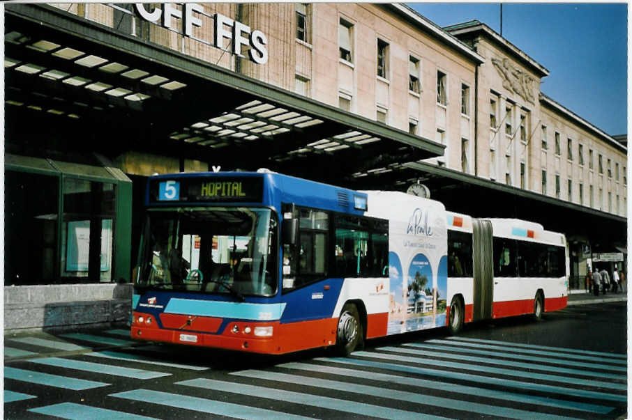 (074'920) - TPG Genve - Nr. 323/GE 96'682 - Volvo am 24. Februar 2005 beim Bahnhof Genve