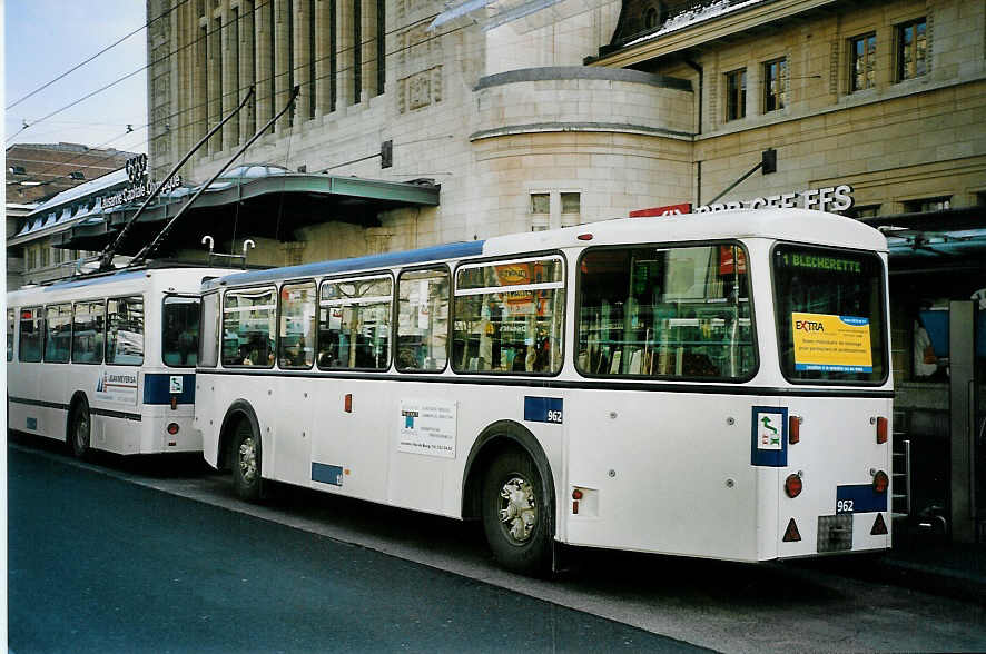 (075'103) - TL Lausanne - Nr. 962 - Rochat/Lauber Personenanhnger am 24. Februar 2005 beim Bahnhof Lausanne