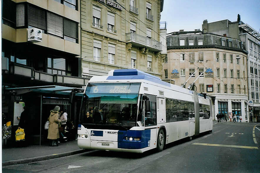 (075'125) - TL Lausanne - Nr. 819/VD 373'618 - Neoplan Gelenkduobus am 24. Februar 2005 in Lausanne, Bel-Air