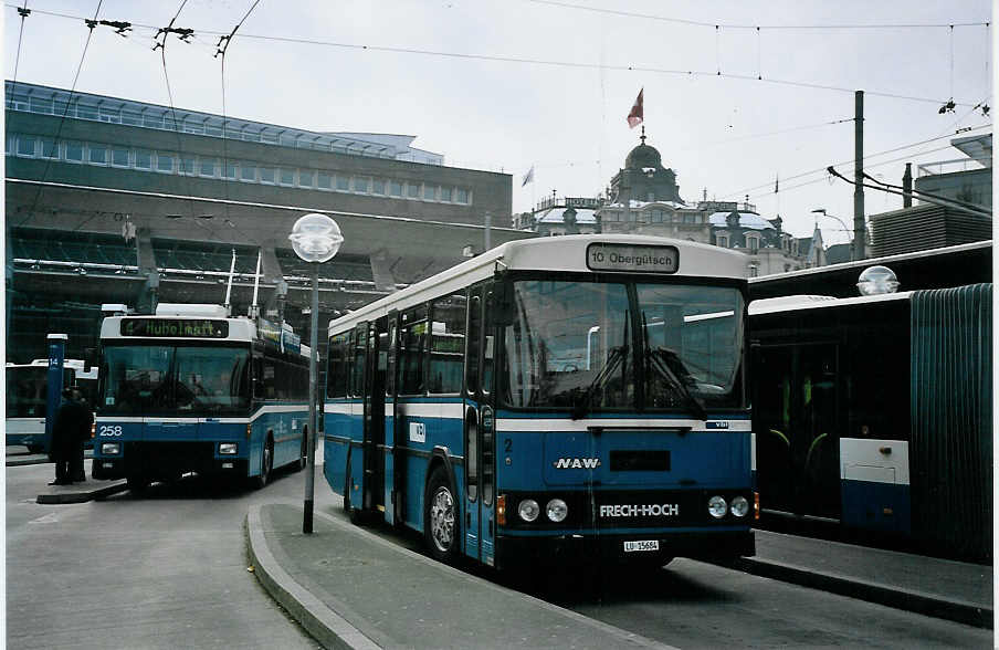 (075'233) - Bucheli, Kriens - Nr. 2/LU 15'684 - NAW/FHS am 25. Februar 2005 beim Bahnhof Luzern