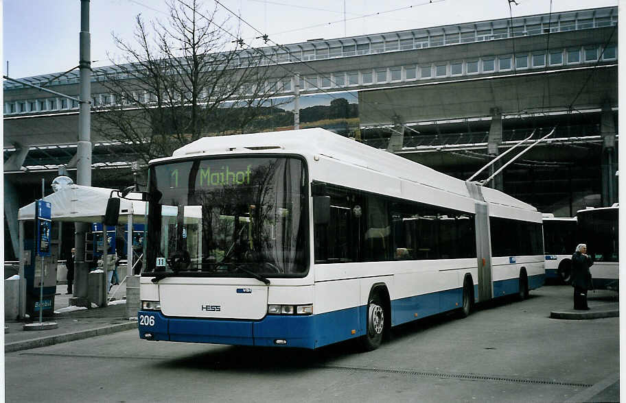 (075'301) - VBL Luzern - Nr. 206 - Hess/Hess Gelenktrolleybus am 25. Februar 2005 beim Bahnhof Luzern