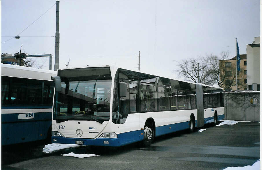 (075'328) - VBL Luzern - Nr. 137/LU 199'437 - Mercedes am 25. Februar 2005 in Luzern, Swisscom