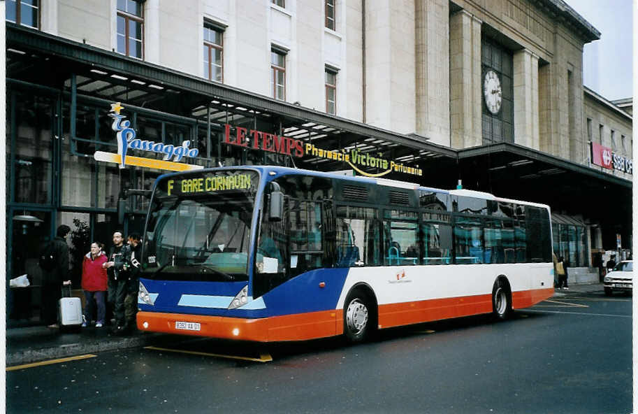 (075'607) - Aus Frankreich: TPG Genve (France) - Nr. 493/8392 XA 01 - Van Hool am 6. Mrz 2005 beim Bahnhof Genve