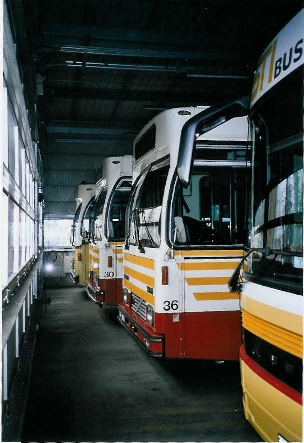 (076'005) - STI Thun - Nr. 36/BE 443'836 - Volvo/R&J (ex SAT Thun Nr. 36) am 9. April 2005 in Thun, Garage (Teilaufnahme)