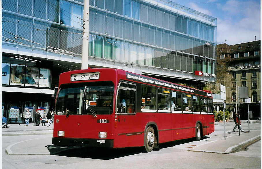 (076'104) - Bernmobil, Bern - Nr. 103/BE 500'103 - Volvo/R&J am 10. April 2005 beim Bahnhof Bern