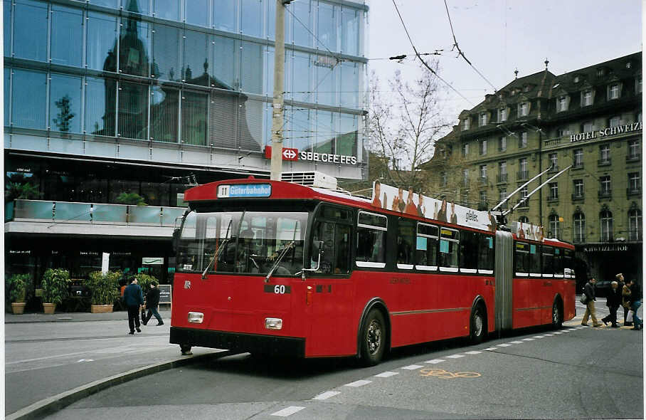 (076'128) - Bernmobil, Bern - Nr. 60 - FBW/Hess Gelenktrolleybus am 16. April 2005 beim Bahnhof Bern