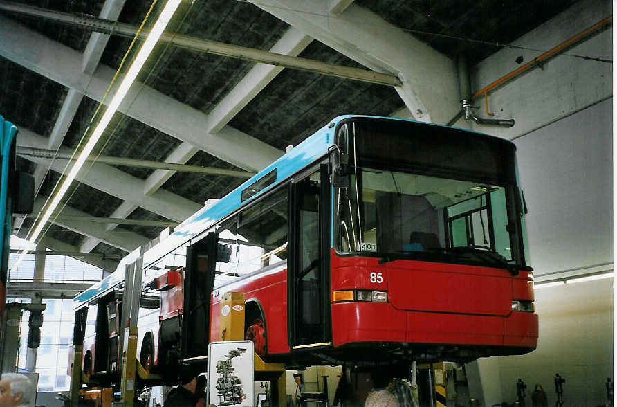 (076'326) - VB Biel - Nr. 85 - NAW/Hess Gelenktrolleybus am 23. April 2005 in Biel, Depot