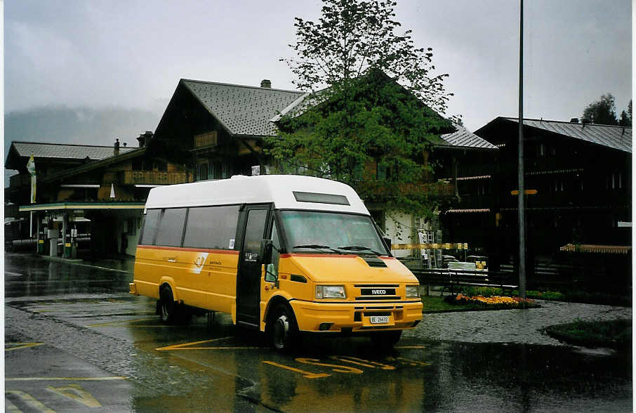 (076'603) - Kbli, Gstaad - BE 26'632 - Iveco am 16. Mai 2005 beim Bahnhof Gstaad