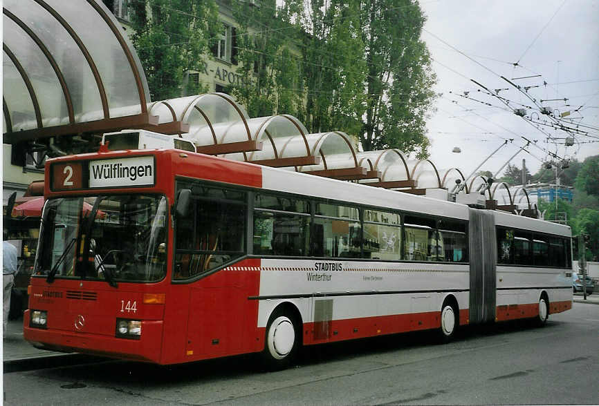 (077'523) - SW Winterthur - Nr. 144 - Mercedes Gelenktrolleybus am 18. Juni 2005 beim Hauptbahnhof Winterthur