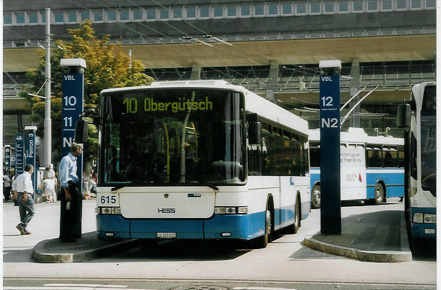 (077'802) - VBL Luzern - Nr. 615/LU 202'615 - Scania/Hess am 18. Juni 2005 beim Bahnhof Luzern