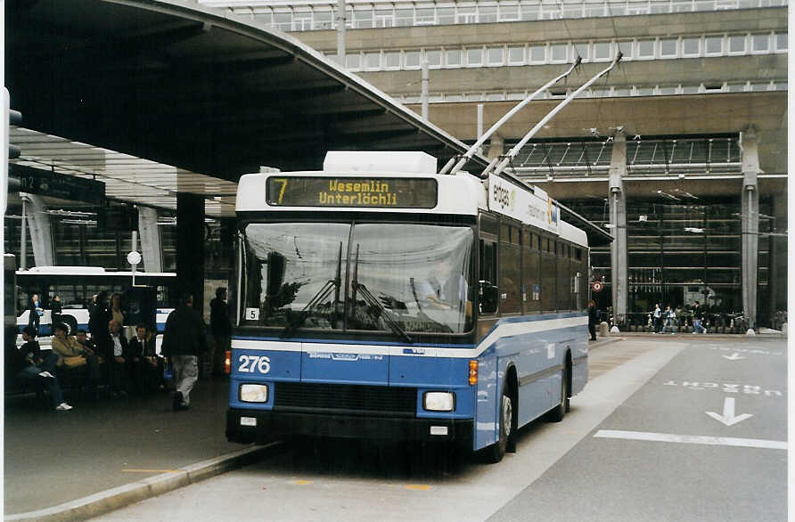 (078'514) - VBL Luzern - Nr. 276 - NAW/R&J-Hess Trolleybus am 11. Juli 2005 beim Bahnhof Luzern