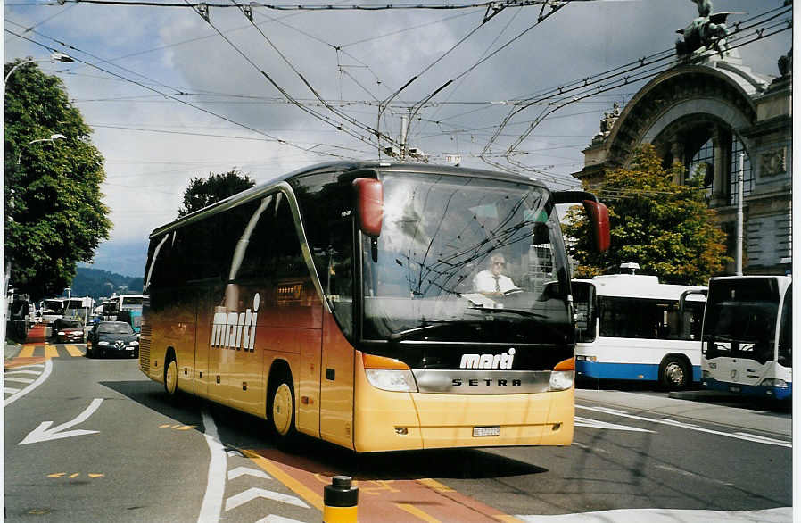 (078'535) - Marti, Kallnach - Nr. 19/BE 572'219 - Setra am 11. Juli 2005 beim Bahnhof Luzern