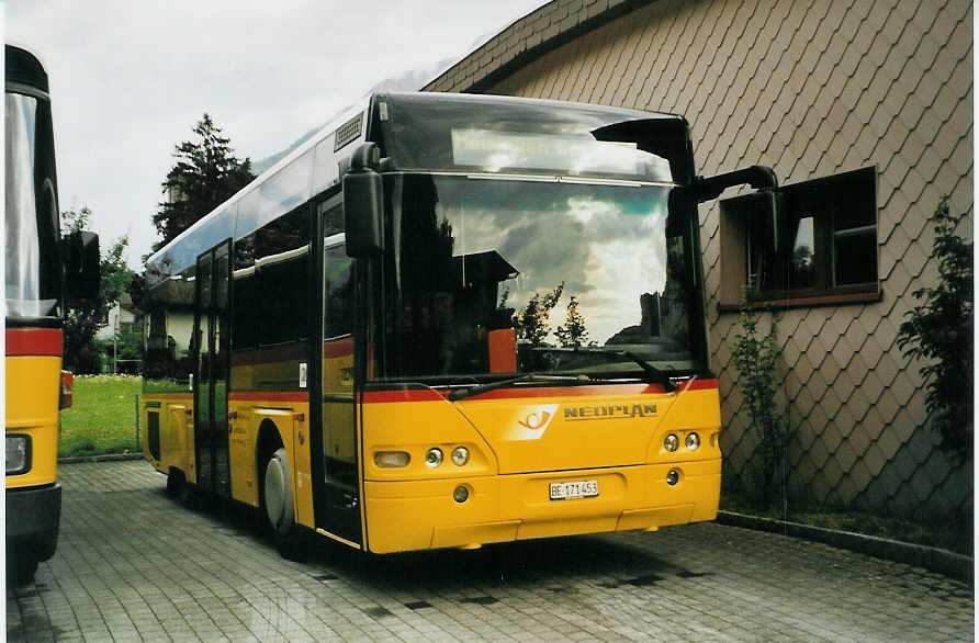 (078'607) - AVG Meiringen - BE 171'453 - Neoplan (ex Selfors, Meiringen) am 11. Juli 2005 in Meiringen, Garage