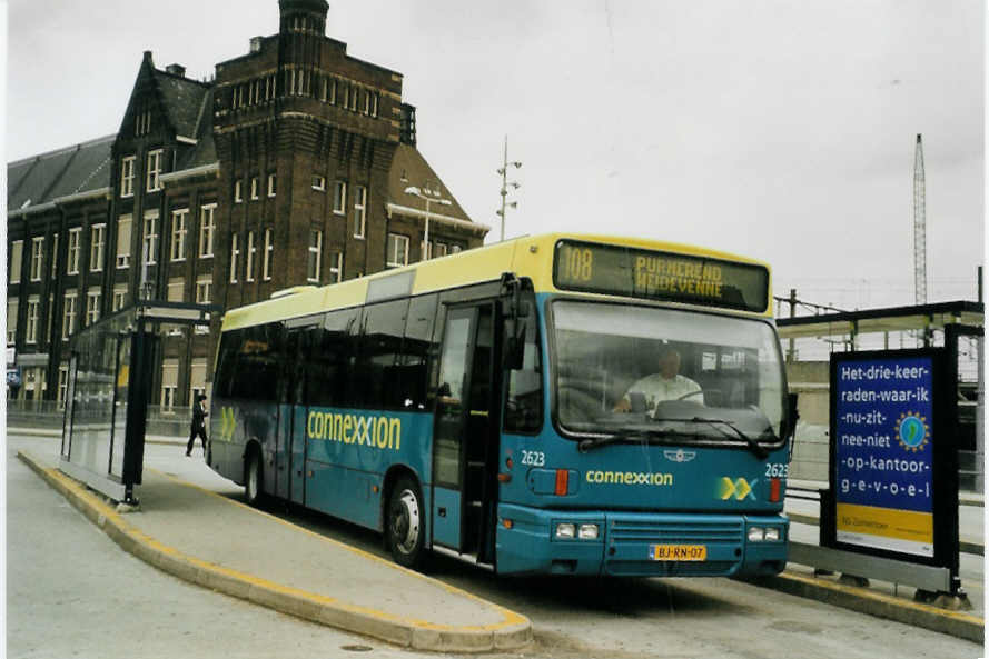 (078'628) - Connexxion - Nr. 2623/BJ-RN-07 - Den Oudsten am 20. Juli 2005 beim Bahnhof Amsterdam