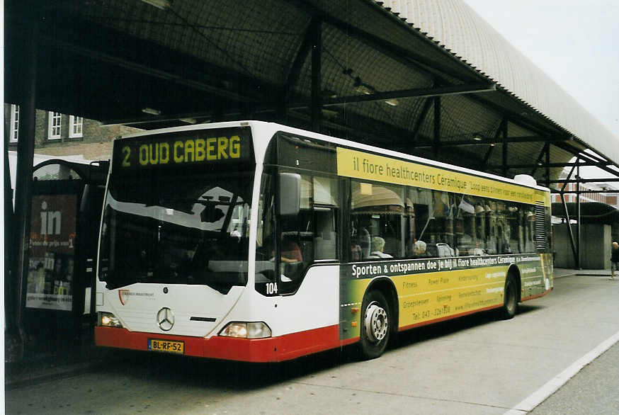 (079'012) - Stadsbus, Maastricht - Nr. 104/BL-RF-52 - Mercedes am 23. Juli 2005 beim Bahnhof Maastricht