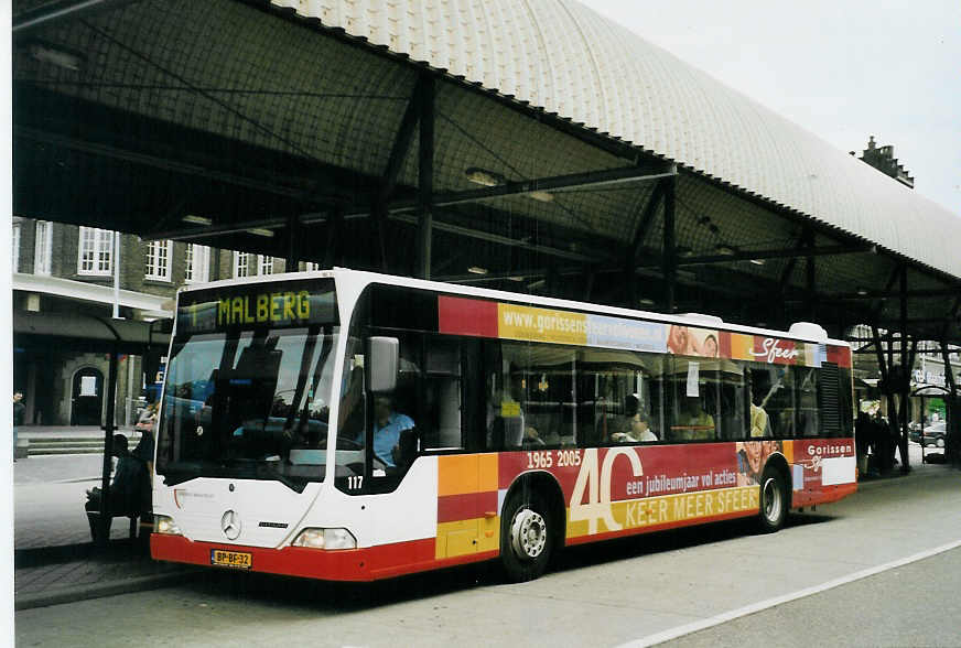 (079'021) - Stadsbus, Maastricht - Nr. 117/BP-BF-32 - Mercedes am 23. Juli 2005 beim Bahnhof Maastricht