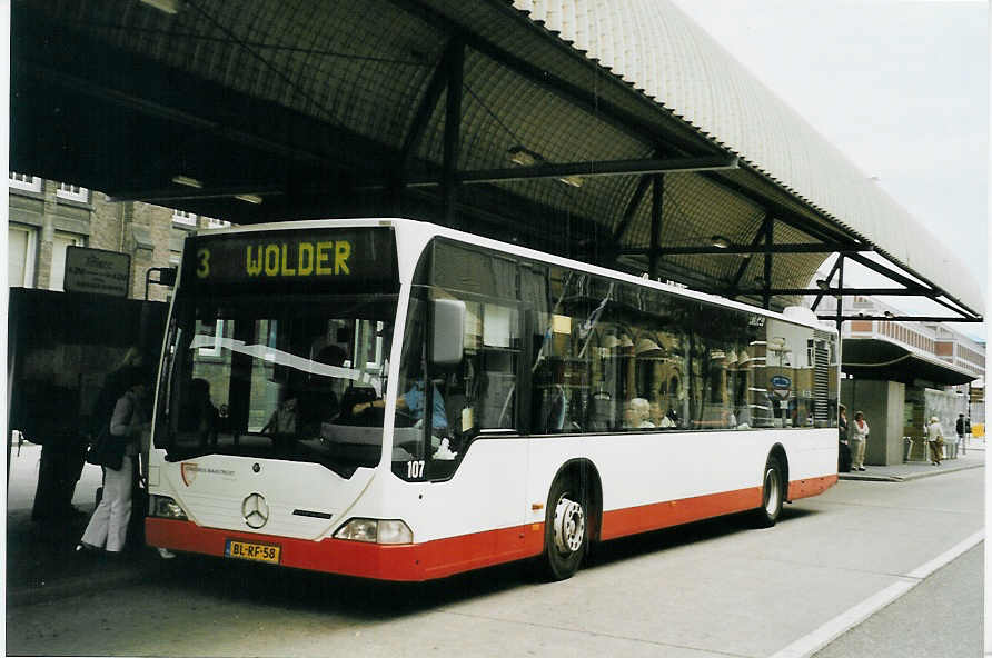 (079'023) - Stadsbus, Maastricht - Nr. 107/BL-RF-58 - Mercedes am 23. Juli 2005 beim Bahnhof Maastricht