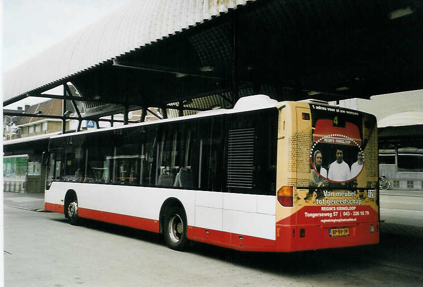 (079'026) - Stadsbus, Maastricht - Nr. 120/BP-BV-39 - Mercedes am 23. Juli 2005 beim Bahnhof Maastricht