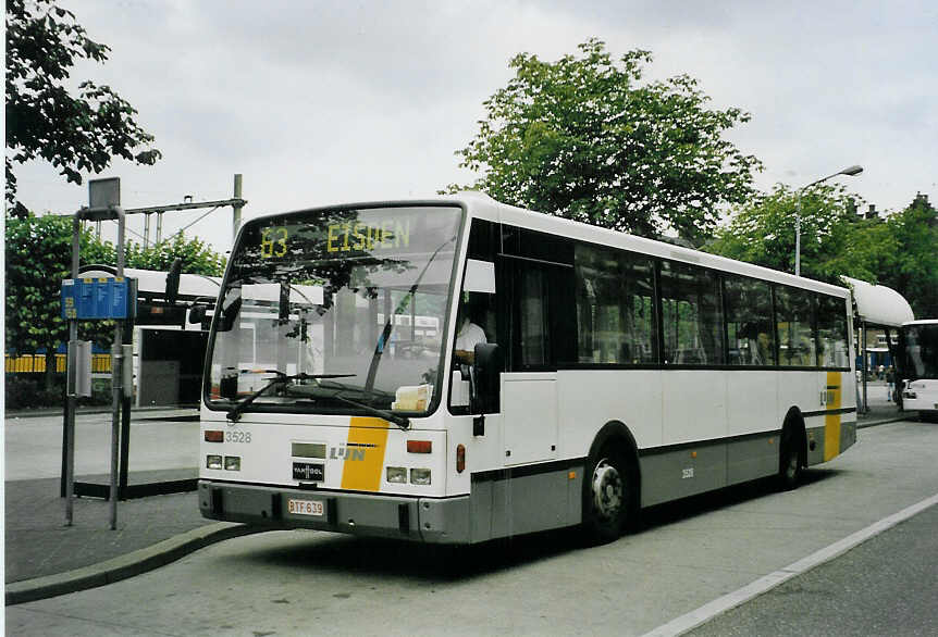 (079'101) - Aus Belgien: De Lijn, Mechelen - Nr. 3528/BTF-639 - Van Hool am 23. Juli 2005 beim Bahnhof Maastricht