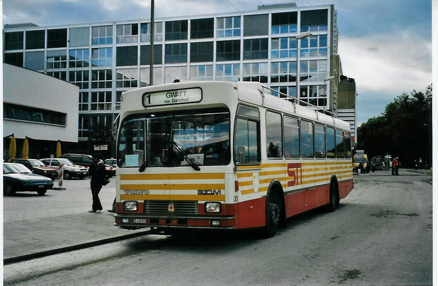 (079'717) - STI Thun - Nr. 30/BE 419'030 - Volvo/R&J (ex SAT Thun Nr. 30) am 26. August 2005 beim Bahnhof Thun