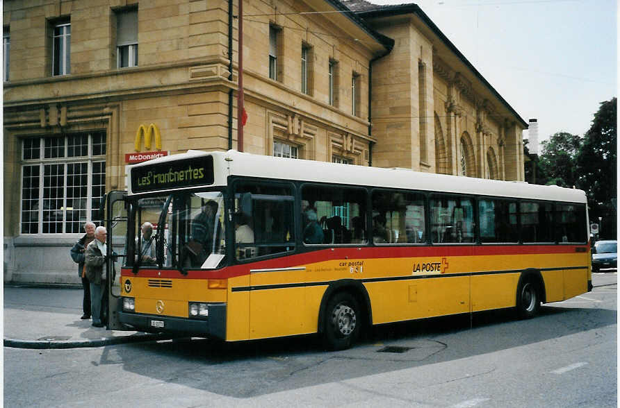 (080'003) - CarPostal Jura-Jura bernois-Neuchtel - Nr. 14/JU 21'773 - Mercedes/R&J (ex P 25'346) am 27. August 2005 beim Bahnhof La Chaux-de-Fonds