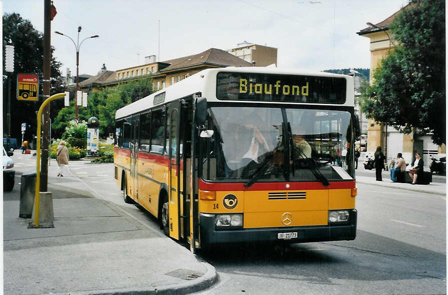 (080'004) - CarPostal Jura-Jura bernois-Neuchtel - Nr. 14/JU 21'773 - Mercedes/R&J (ex P 25'346) am 27. August 2005 beim Bahnhof La Chaux-de-Fonds