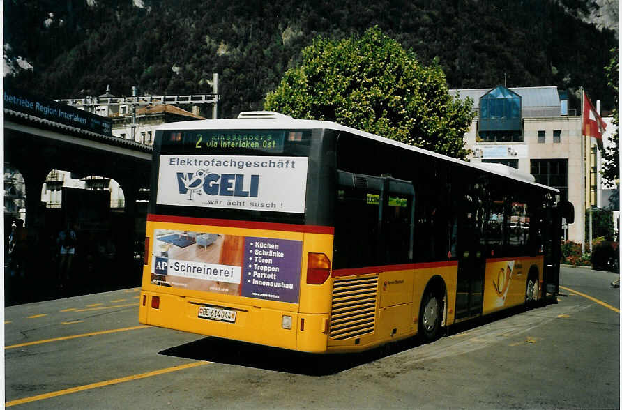 (080'525) - PostAuto Berner Oberland - BE 614'044 - Mercedes am 25. September 2005 beim Bahnhof Interlaken West