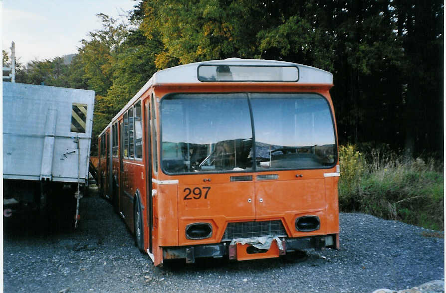 (080'717) - SVB Bern (RWB) - Nr. 297 - FBW/Hess (ex TPG Genve Nr. 114) am 16. Oktober 2005 in Oberburg, Ziegelgut