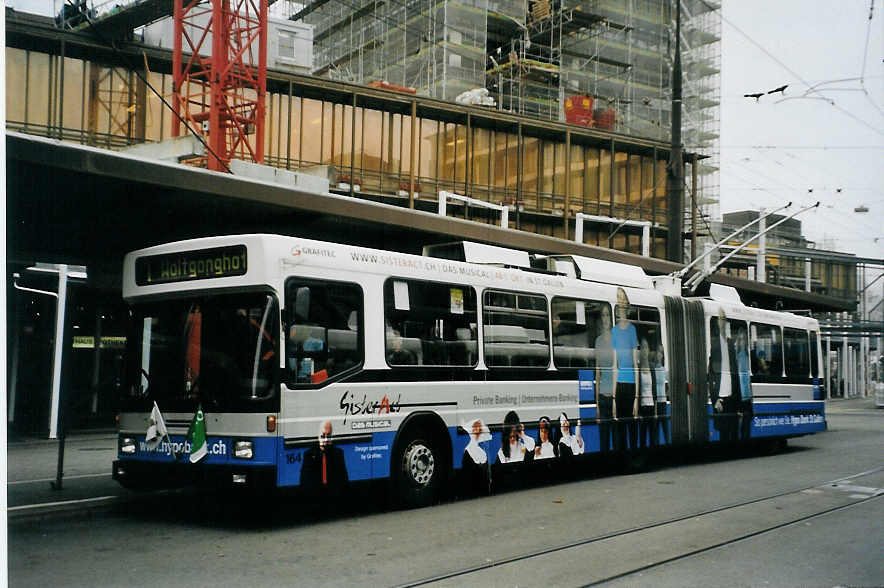 (080'809) - VBSG St. Gallen - Nr. 164 - NAW/Hess Gelenktrolleybus am 18. Oktober 2005 beim Bahnhof St. Gallen