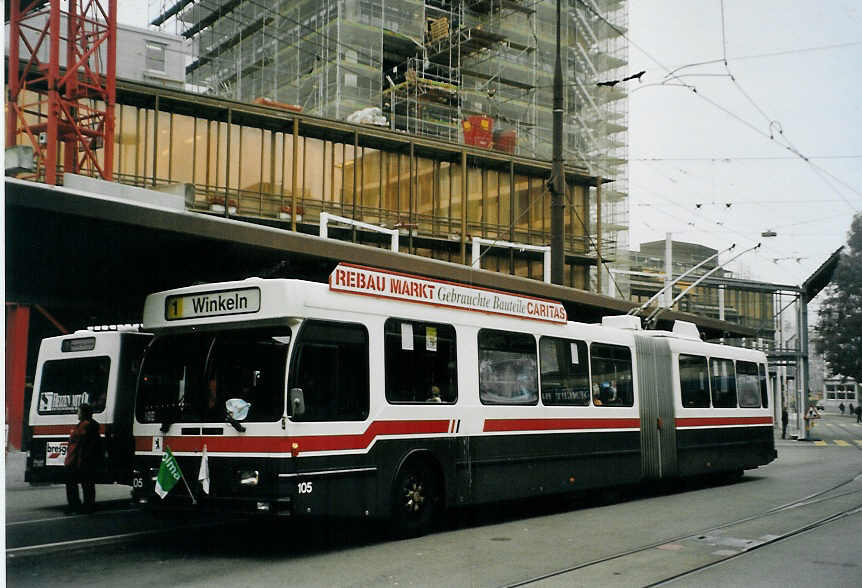 (080'820) - VBSG St. Gallen - Nr. 105 - Saurer/Hess Gelenktrolleybus am 18. Oktober 2005 beim Bahnhof St. Gallen