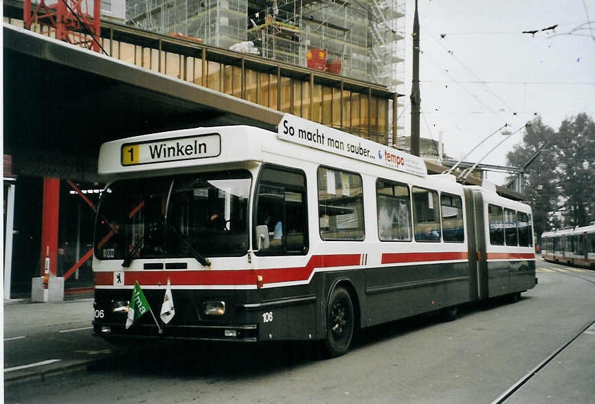 (080'914) - VBSG St. Gallen - Nr. 106 - Saurer/Hess Gelenktrolleybus am 18. Oktober 2005 beim Bahnhof St. Gallen