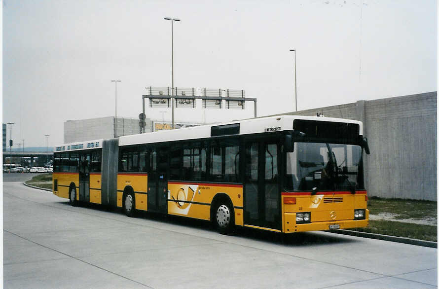 (081'001) - PostAuto Zrich - Nr. 22/ZH 780'687 - Mercedes (ex P 27'725) am 18. Oktober 2005 in Zrich, Flughafen