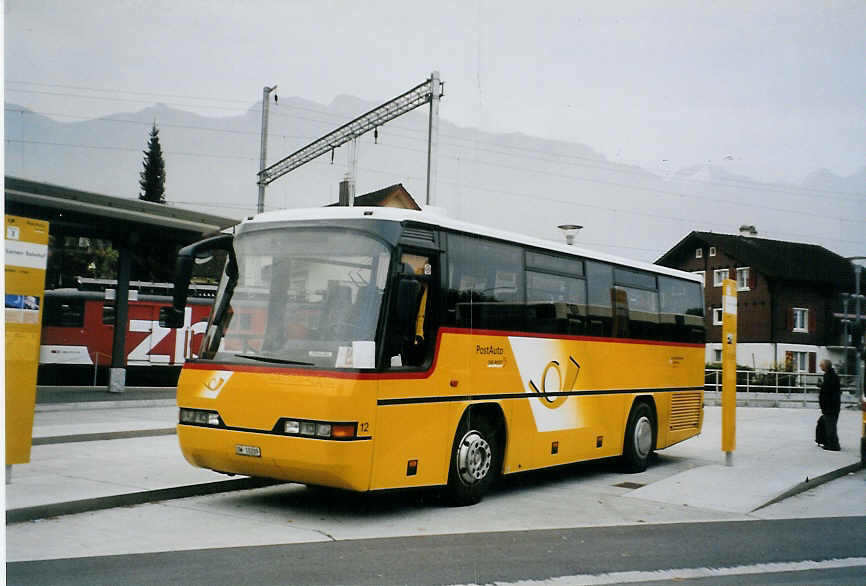 (081'106) - Dillier, Sarnen - Nr. 12/OW 10'209 - Neoplan am 20. Oktober 2005 beim Bahnhof Sarnen