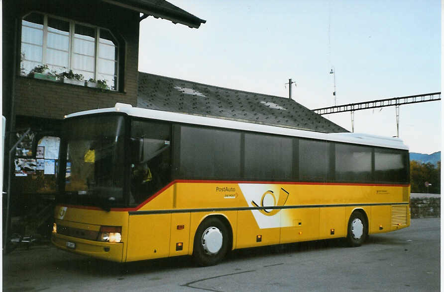 (081'329) - Spring, Schwenden - BE 26'671 - Setra am 27. Oktober 2005 beim Bahnhof Wimmis