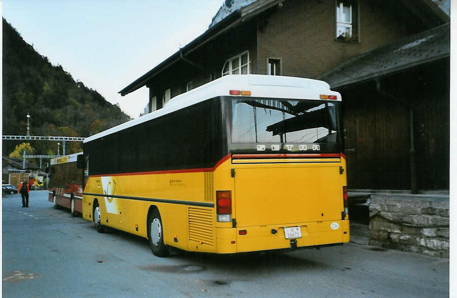 (081'330) - Spring, Schwenden - BE 26'671 - Setra am 27. Oktober 2005 beim Bahnhof Wimmis