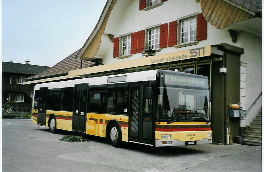 (081'524) - STI Thun - Nr. 94/BE 572'094 - MAN am 14. November 2005 in Blumenstein, Garage