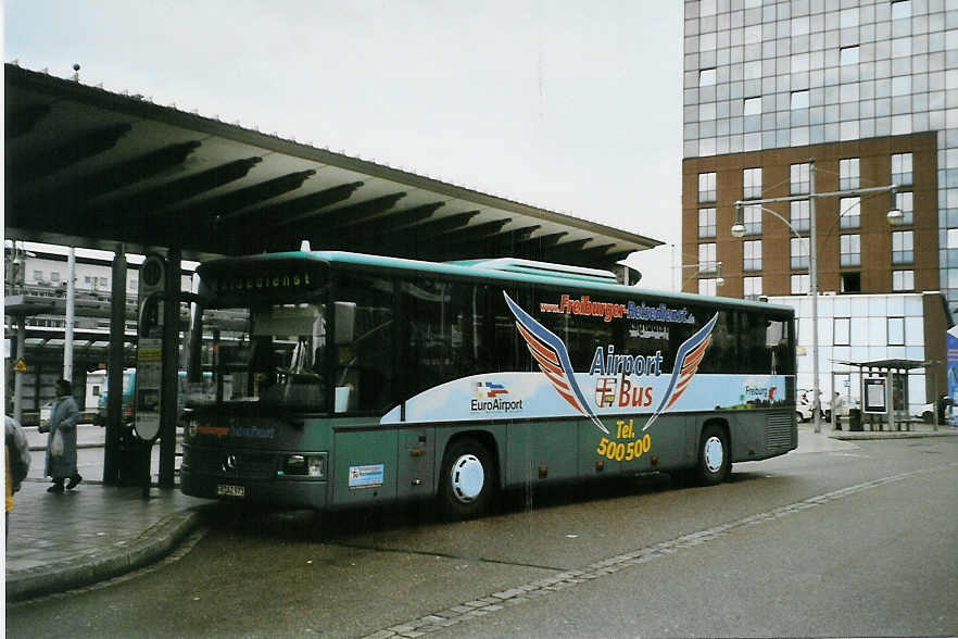 (081'637) - Freiburger-Reisedienst, Freiburg - FR-AZ 971 - Mercedes am 3. Dezember 2005 beim Bahnhof Freiburg