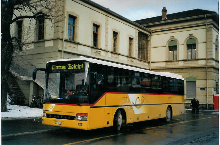 (081'932) - PostAuto Oberwallis - VS 243'890 - Setra (ex P 26'029) am 18. Dezember 2005 beim Bahnhof Brig