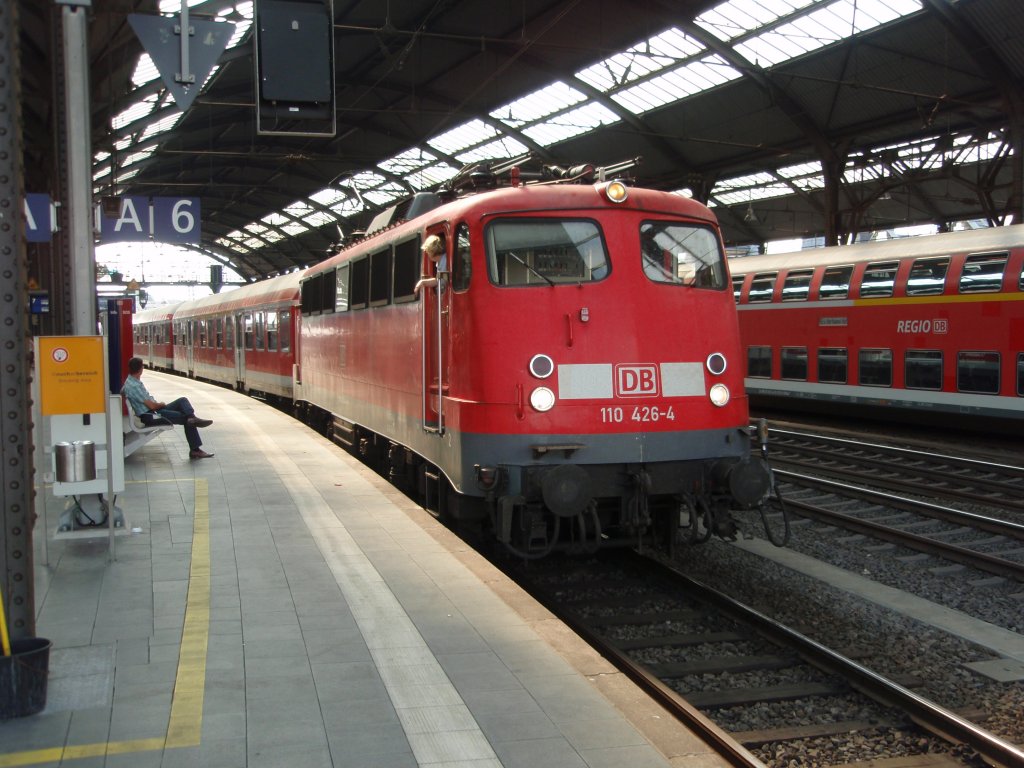 110 426 als RE 4 aus Dsseldorf Hbf in Aachen Hbf. 30.06.2009