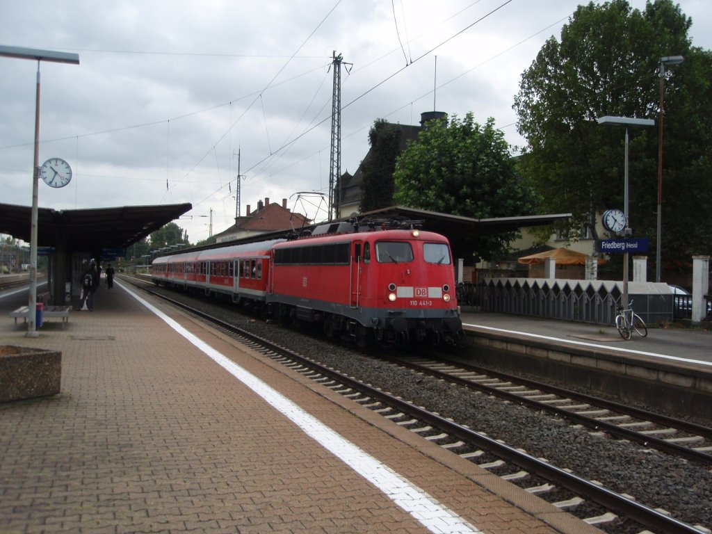 110 441 als RB nach Gieen in Friedberg (Hess). 05.09.2009