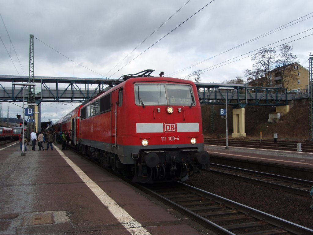 111 100 als RE Kassel Hbf - Frankfurt (Main) Hbf in Marburg (Lahn). 27.03.2010