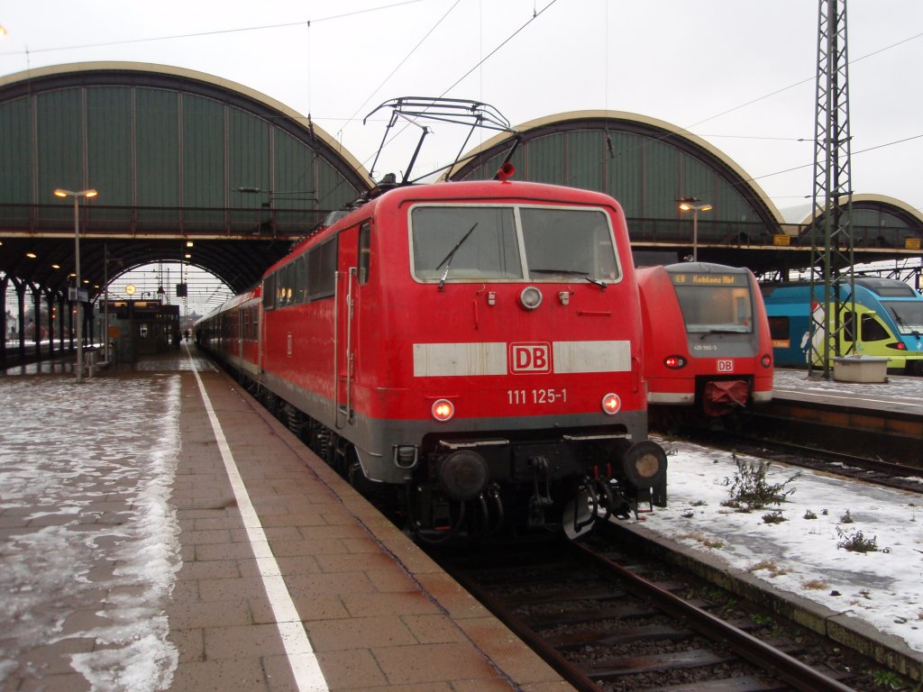111 125 der DB Regio NRW als RE 13 Ersatzverkehr der eurobahn nach Venlo in Mnchengladbach Hbf. 25.12.2009