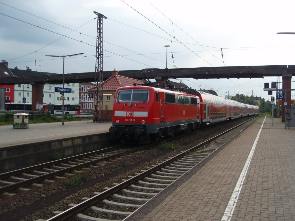 111 134 als RE 60 Braunschweig Hbf - Rheine bei der Ausfahrt aus Osnabrck Hbf. 27.06.2009